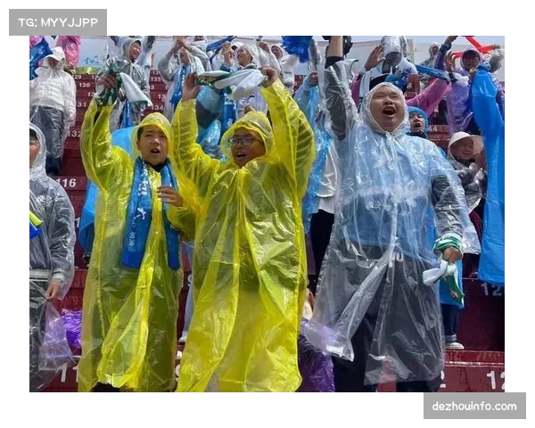 数千名赫塔菲球迷在市中心广场通过大屏幕为球队助威